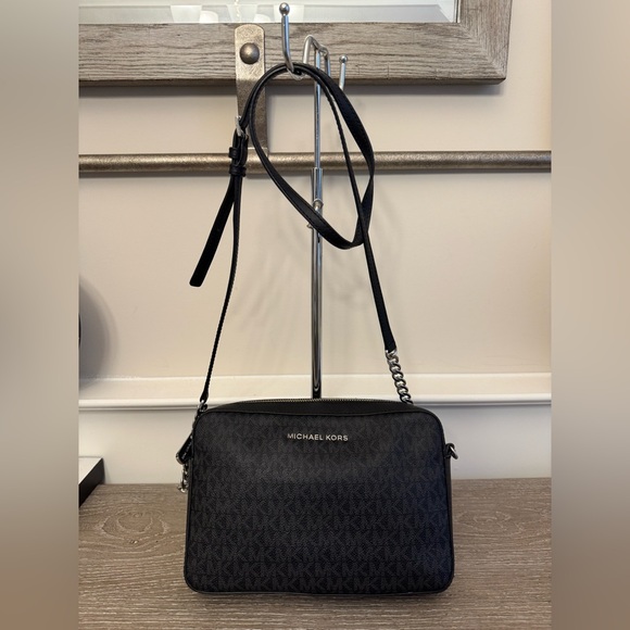 Michael Kors crossbody bag. - Picture 1 of 11